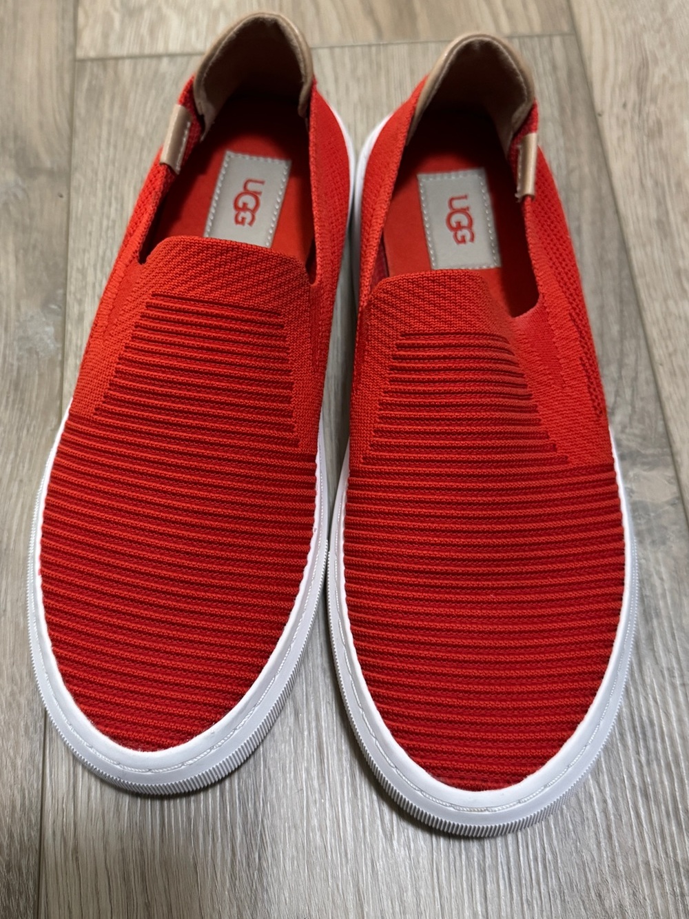 UGG Women's Alameda Sammy Sneaker Red Pepper Sz. 8.5 Slip-On - Picture 3 of 7